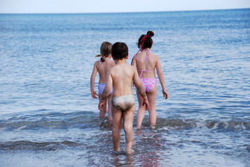 Enfants jouant en bord de mer