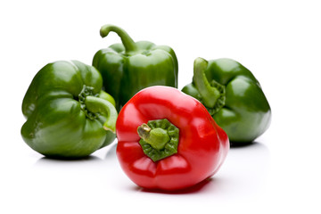 Ein roter Paprika und 3 grüne Schoten