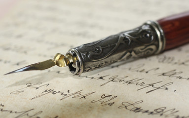 Federhalter auf altem Brief