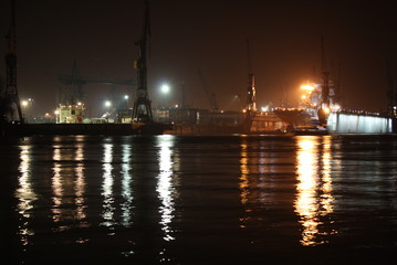 Fototapeta na wymiar Hamburg - dok pływający i obiektów portowych, w nocy