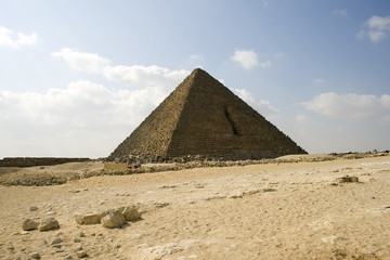 Fototapeta na wymiar Mykerinosa Piramida w Gizie, Egipt