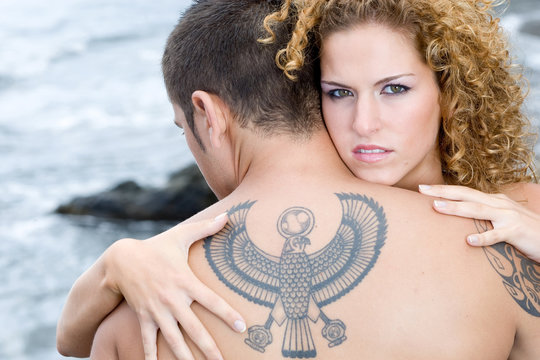 Mirada y espalda con tatuaje