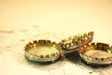 drei_kronkorken_Formation_warm_BG