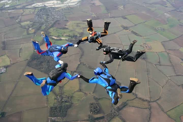 Rolgordijnen Five Skydivers form a star © Joggie Botma