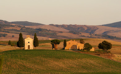 Fototapeta na wymiar Farm Chapel w Toskanii Val d'Orcia