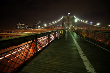 Obraz premium night view Manhattan and Brooklyn bridge