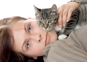 Junge Frau mit Katze