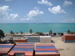 containeres com vista para o mar