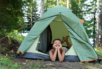 happy boy in camping tent - obrazy, fototapety, plakaty
