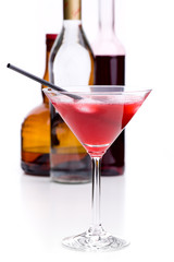 Cosmopolitan vor Flaschen mit Zutaten