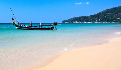 Fototapeta na wymiar Tropikalna plaża i łodzi