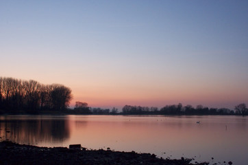 Dämmerung am Rhein