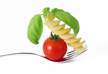 forchetta con pomodoro basilico e pasta italiana