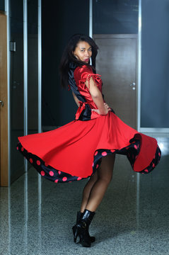 woma in red dres dancig