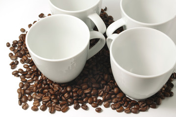 Trinkbecher und Kaffeebohnen