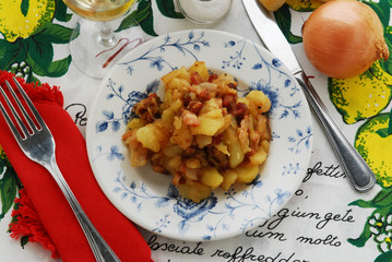 Patate e pancetta in tecia - Contorni della lombardia