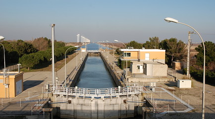Ecluse, canal et éoliennes