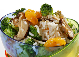 Ensalada de arroz con frutas y verduras. México