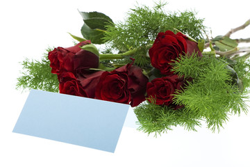 rote Rosen mit hellblauer Tischkarte