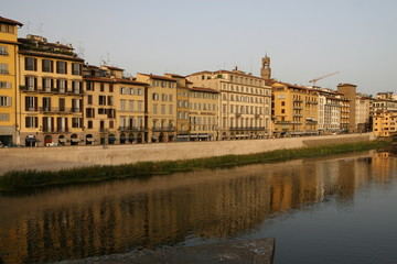 Fototapeta na wymiar Häuser und Fluss in Florenz Italien / Toskana