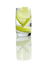 Sprudelwasser mit Limone