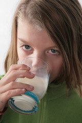 enfant verre de lait