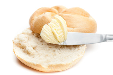 Offene Semmel mit Butter und Messer