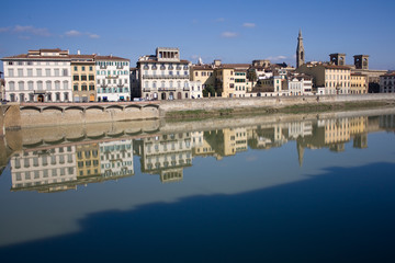 Fototapeta na wymiar Budynków odzwierciedlenie w rzece - Florencja, Włochy