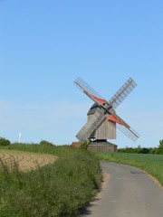 Historische Windm&uuml;hle am Feldweg &ndash; Sommerlandschaft in Deutschland