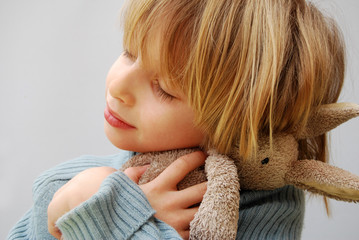 L'enfant rêveur et son doudou