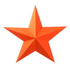 étoile orange en papier bristol sur fond blanc