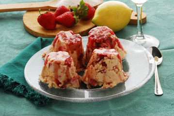 Spumone di fragole e salsa di mirtilli