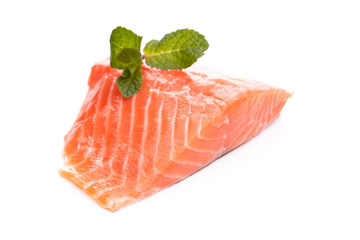 Rosa Lachsfilet mit Minze als Garnierung