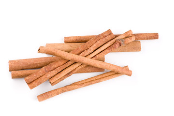 Viele braune Zimtstangen übereinander