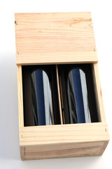 2 bouteilles de vin rouge dans un coffret en bois