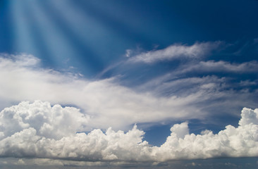 Obraz premium Błękitne niebo z białymi chmurami.