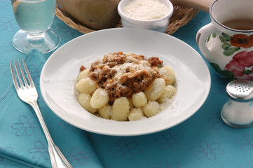 Gnocchi di patate con il ragu alla romagnola - Primi