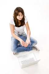 Schülerin mit Laptop