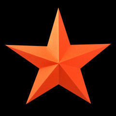 étoile orange en papier bristol sur fond noir