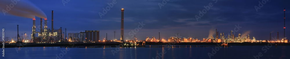 Wall mural refinery at night panorama