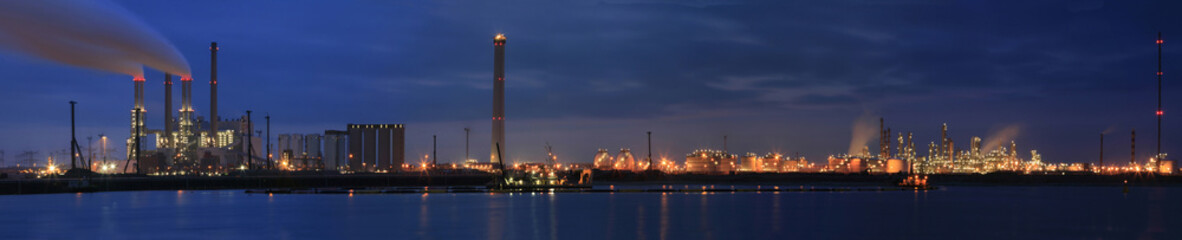 Fototapeta na wymiar Rafineria w nocy panoramy