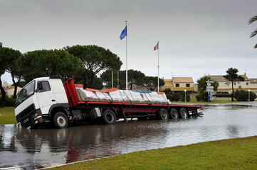 camion dans le fossé inondé