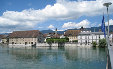 Fototapeta na wymiar Miasto Solothurn, Szwajcaria przez rzekę Aar