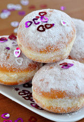 frische berliner mit herz dekoration - partysnack