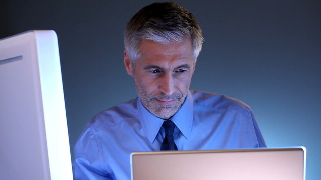 b&ouml;rsenmakler arbeitet am computer