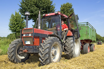 Obraz premium Traktor mit Anhänger
