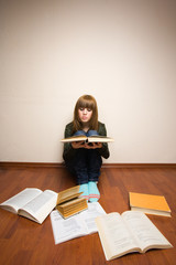 Obraz premium Girl with books on the floor