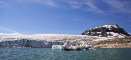 Glacier front / Jostedalsbreen (people on glacier)