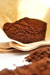 Kaffeepulver und Kaffeefilter