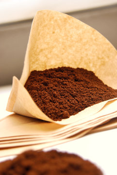 Kaffeepulver und Kaffeefilter